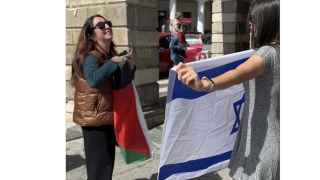 «Стыдно», — кричат в ответ на развернутый флаг Израиля итальянцы. Это потому, что Израиль проигрывает информационную войну